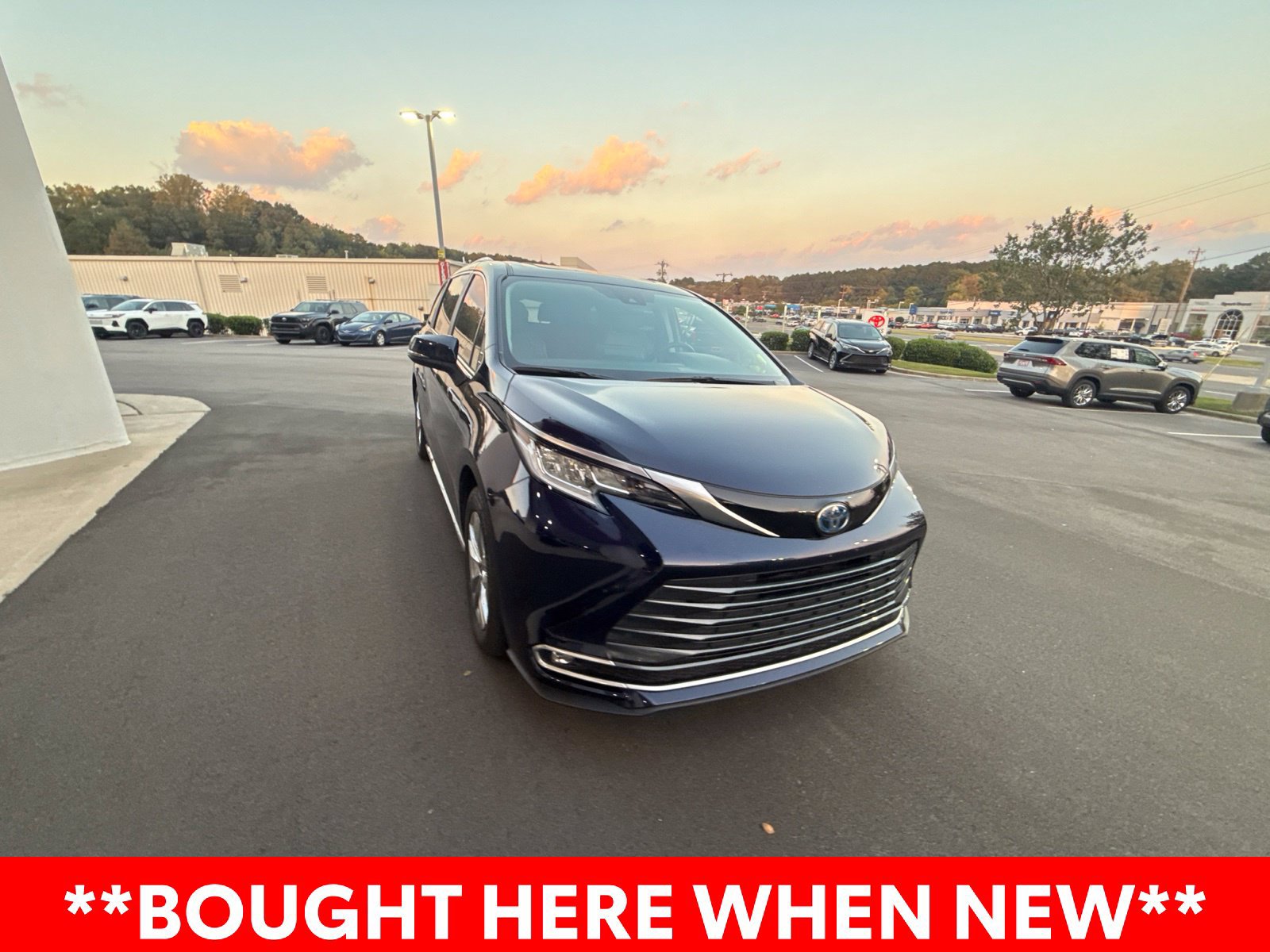 Used 2024 Toyota Sienna Limited FWD image 3