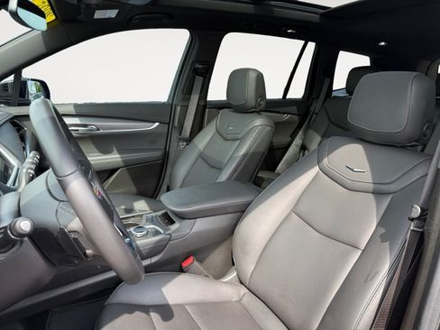 Used 2025 Cadillac XT6 Luxury FWD image 12
