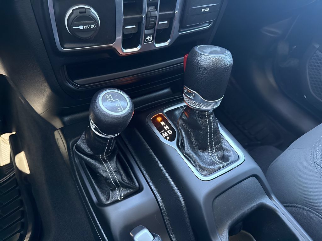 Used 2023 Jeep Wrangler Unlimited Sahara w/ Cold Weather Group AWD/4WD image 18
