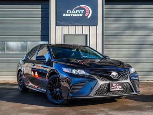 Used 2020 Toyota Camry SE FWD image 1