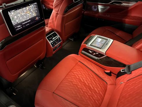 Used 2021 BMW ALPINA B7 xDrive w/ Luxury Rear Seating Package image 4