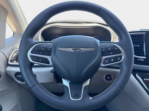 Used 2024 Chrysler Pacifica Limited FWD image 24