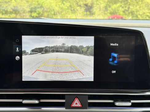 Used 2025 Hyundai Elantra Limited FWD image 3