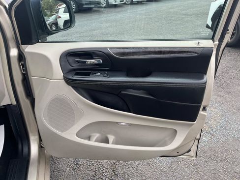 Used 2014 Chrysler Town & Country Touring image 27