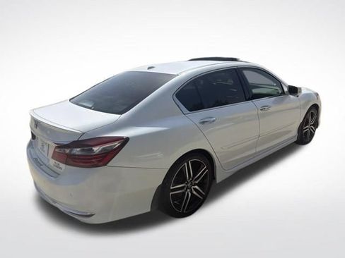 Used 2017 Honda Accord Touring image 4