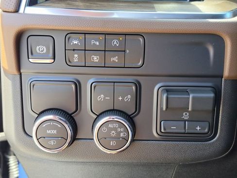 New 2026 Chevrolet Suburban High Country image 32