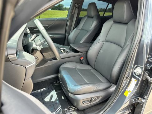 Used 2024 Toyota Venza XLE AWD/4WD image 11