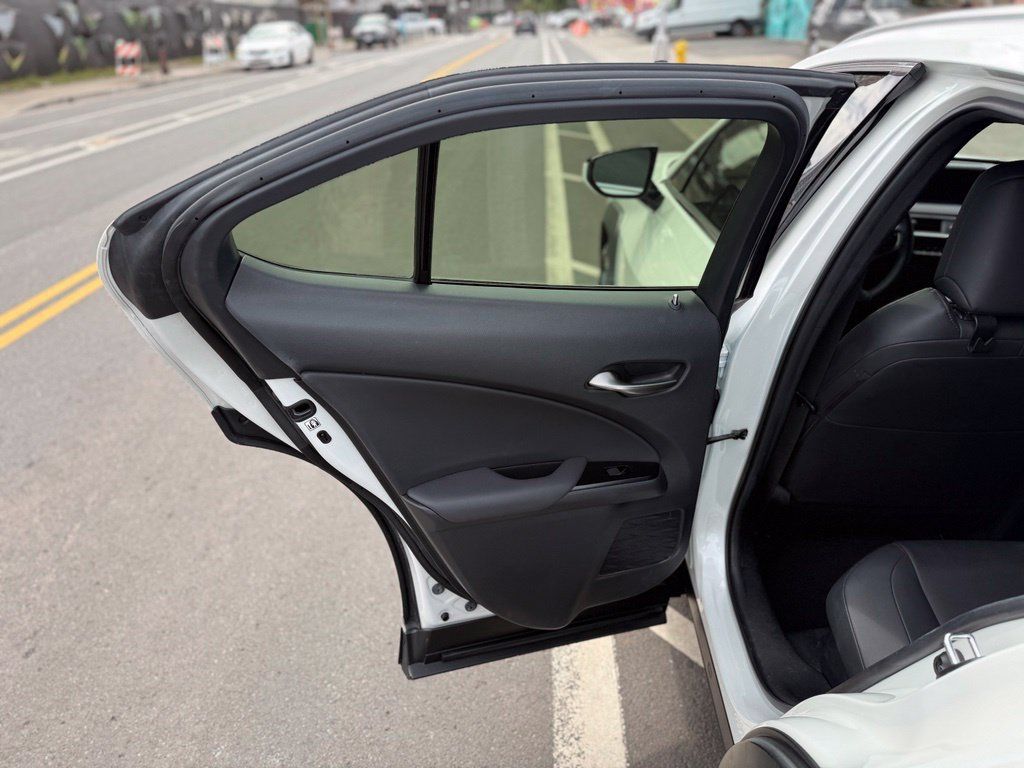 Used 2022 Lexus UX 250h AWD/4WD image 9