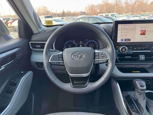Used 2024 Toyota Highlander Limited image 20