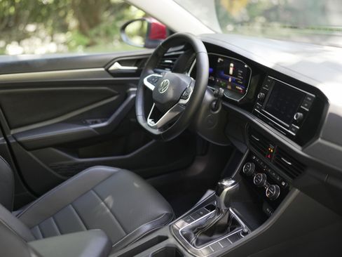 Certified 2024 Volkswagen Jetta SE w/ Panoramic Sunroof Package image 17