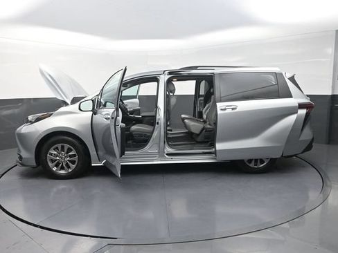 Used 2025 Toyota Sienna XLE FWD image 41