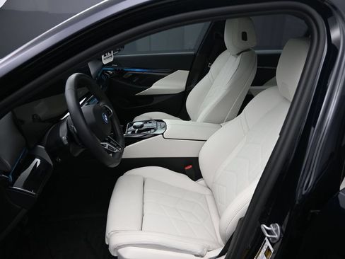 Used 2025 BMW i5 xDrive40 w/ M Sport Package AWD/4WD image 9