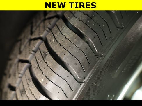 Used 2022 Chrysler Pacifica Touring-L image 6