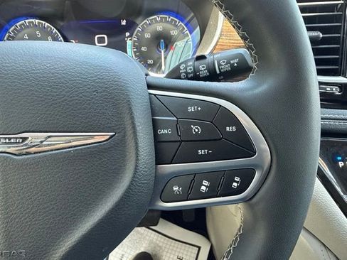 Used 2023 Chrysler Pacifica Limited FWD image 19