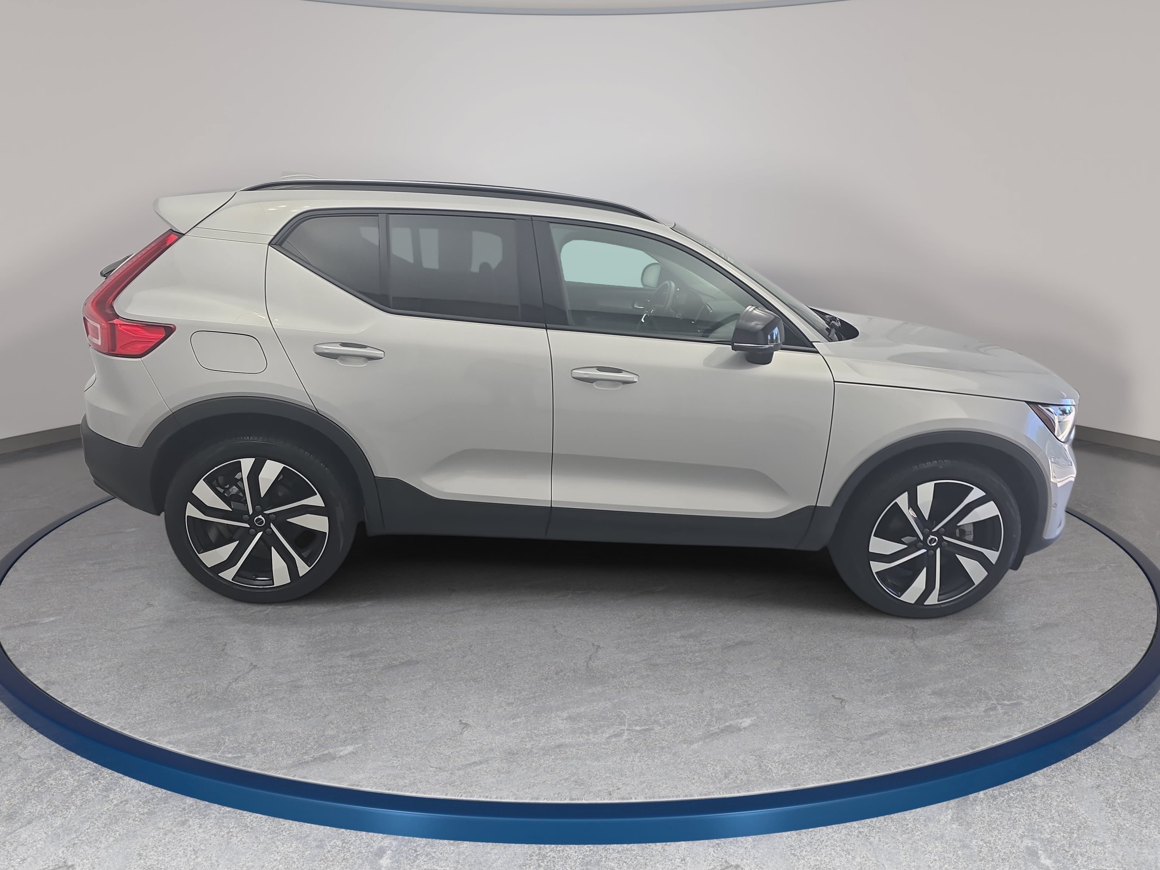 Used 2025 Volvo XC40 B5 Plus AWD/4WD image 4
