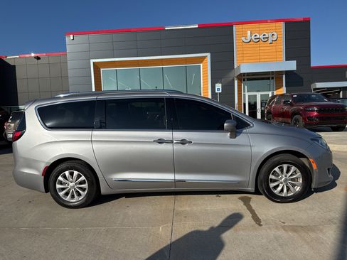 Used 2018 Chrysler Pacifica Touring-L w/ Advanced Safetytec Group image 8