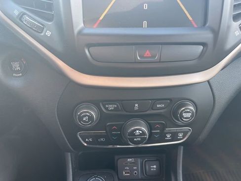 Used 2016 Jeep Cherokee Limited image 11