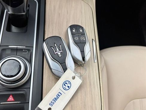 Used 2017 Maserati Levante w/ Luxury Package image 43