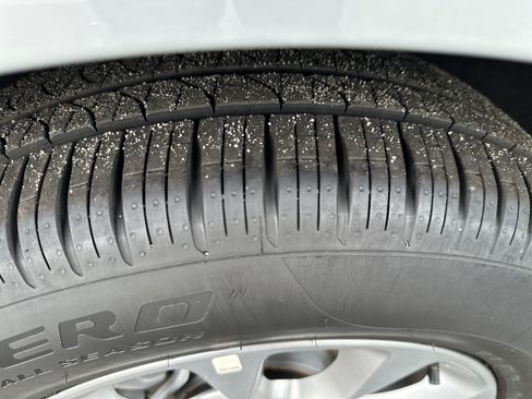 Used 2026 Chrysler Pacifica Limited FWD image 11
