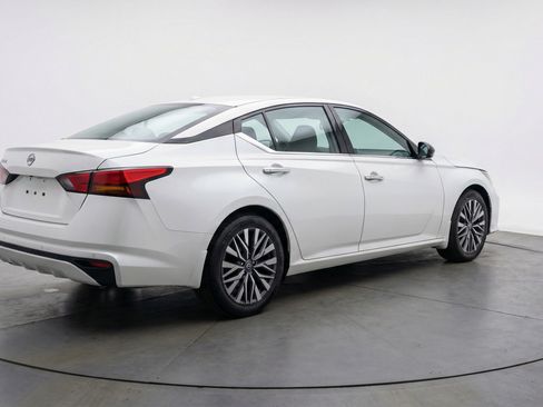 Used 2025 Nissan Altima 2.5 SV FWD image 9