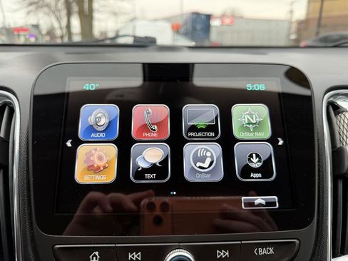 Used 2017 Chevrolet Malibu LT image 29