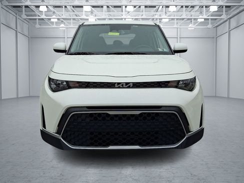 Used 2023 Kia Soul LX FWD image 2