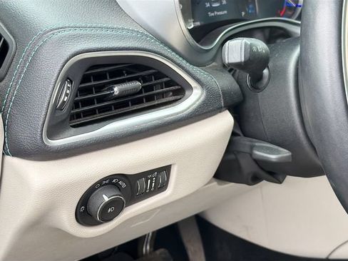 Used 2017 Chrysler Pacifica Platinum FWD image 10