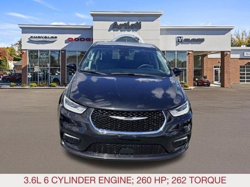 Used 2024 Chrysler Pacifica Limited FWD image 3