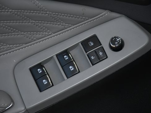 Used 2020 Toyota Avalon Limited image 11