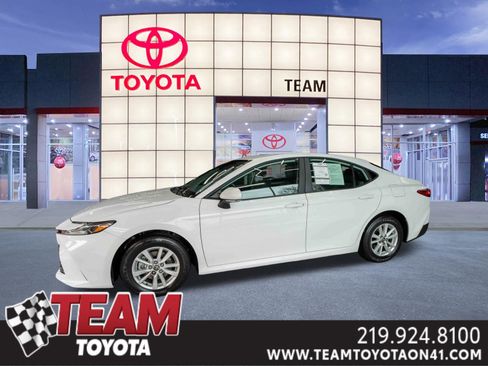 Used 2025 Toyota Camry LE w/ Convenience Package image 1