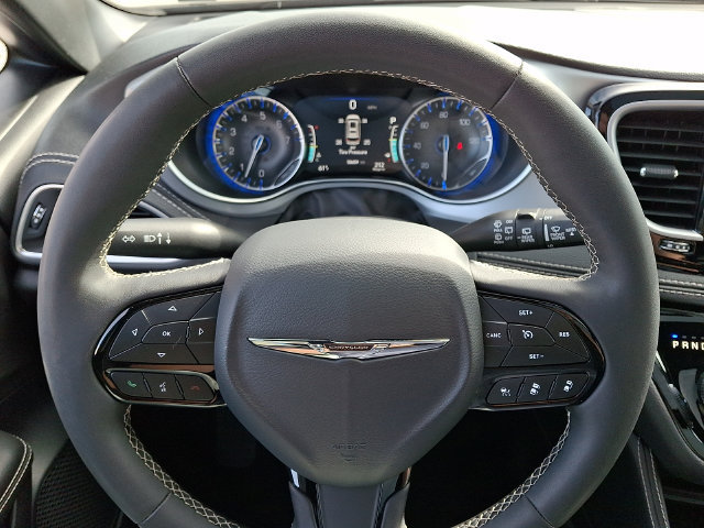 Used 2025 Chrysler Pacifica Limited FWD image 19