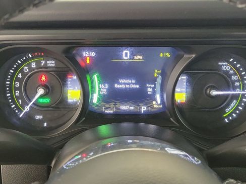 Used 2025 Jeep Wrangler Unlimited Sahara AWD/4WD image 17