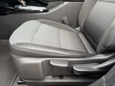 Used 2025 Chevrolet Trax LT w/ LT Convenience Package image 14