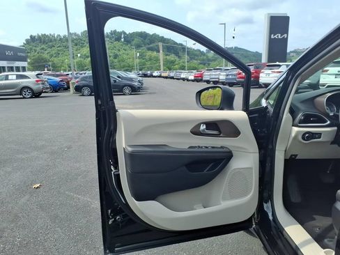 Used 2024 Chrysler Voyager LX FWD image 9