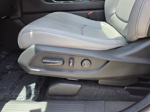 Used 2025 Honda Pilot Touring image 10