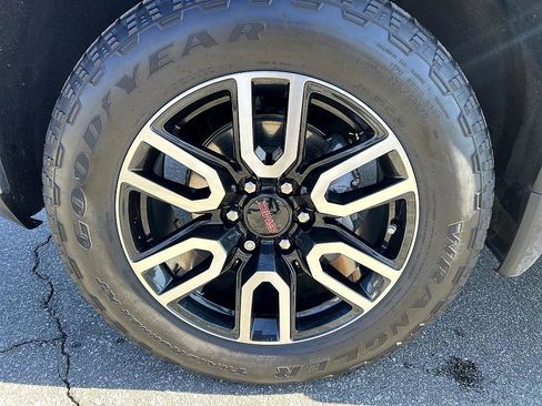 Used 2022 GMC Sierra 1500 AT4 w/ AT4 Premium Package image 9