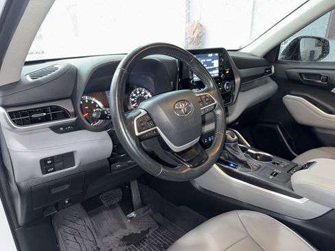 Used 2022 Toyota Highlander LE image 12