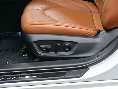 Used 2019 Toyota Avalon Limited image 12