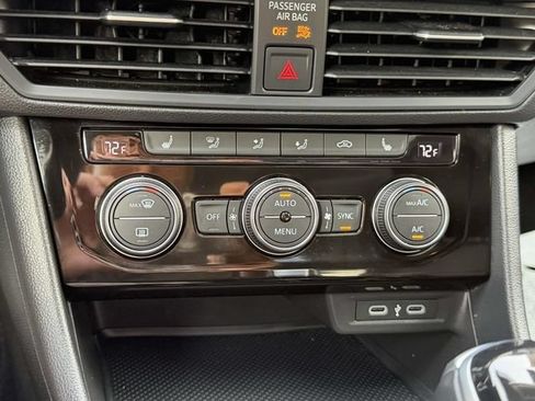 Certified 2023 Volkswagen Jetta SE w/ Panoramic Sunroof Package FWD image 31