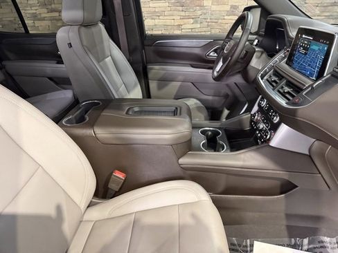Used 2023 GMC Yukon SLT w/ SLT Luxury Package image 24