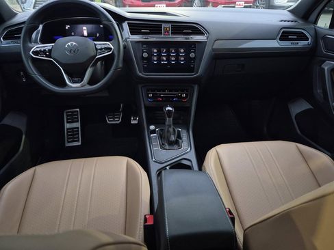 Used 2022 Volkswagen Tiguan SE R-Line image 16