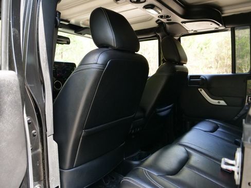 Used 2015 Jeep Wrangler Unlimited Sahara w/ Connectivity Group AWD/4WD image 27