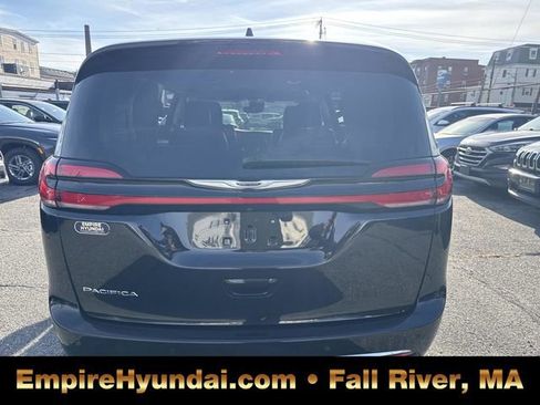 Used 2023 Chrysler Pacifica Touring-L image 4