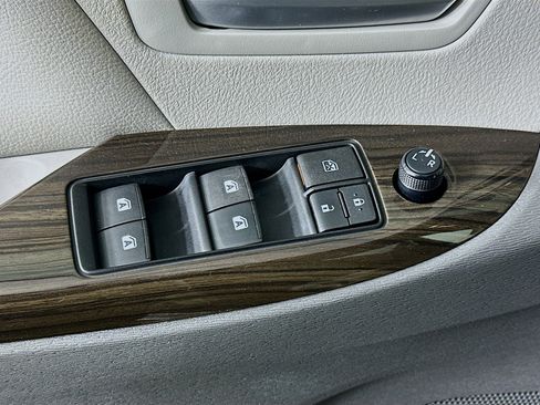 Used 2015 Toyota Sienna XLE FWD image 15