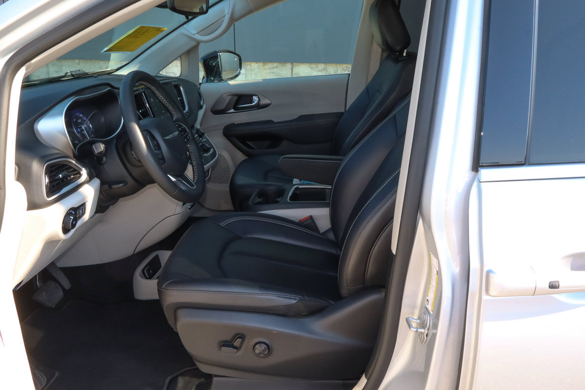 Used 2024 Chrysler Pacifica Touring-L FWD image 7