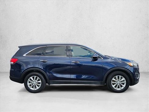 Used 2017 Kia Sorento LX image 4