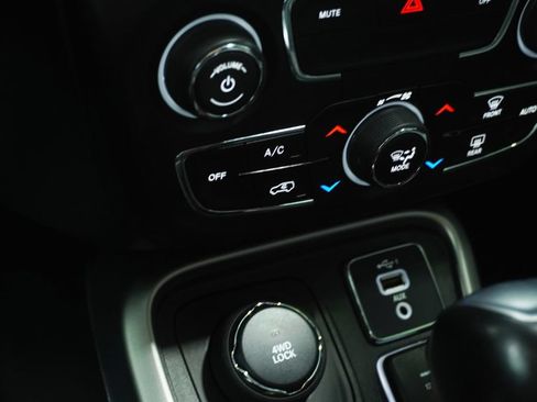 Used 2020 Jeep Compass Latitude w/ Cold Weather Group AWD/4WD image 20