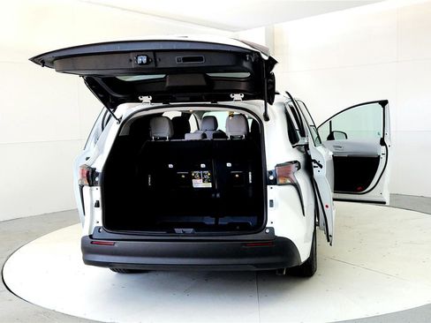 Used 2025 Toyota Sienna LE AWD/4WD image 11