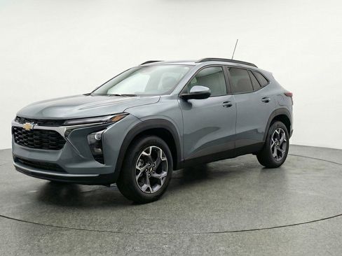 Used 2025 Chevrolet Trax LT w/ LT Convenience Package image 3