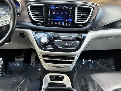 Used 2017 Chrysler Pacifica Touring-L w/ 13 Speaker Alpine Sound Group FWD image 28